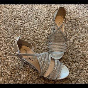 Nina gown heels. 8 1/2. Silver